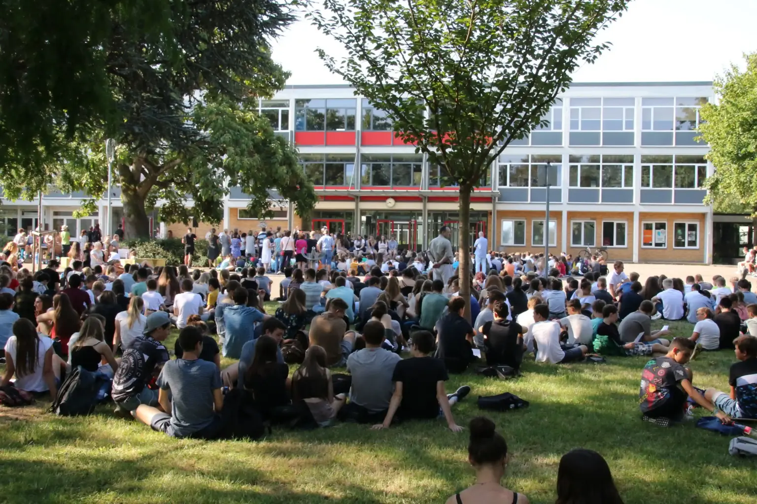 2025 Lender Gymnasium Campus AG Schulhof volla