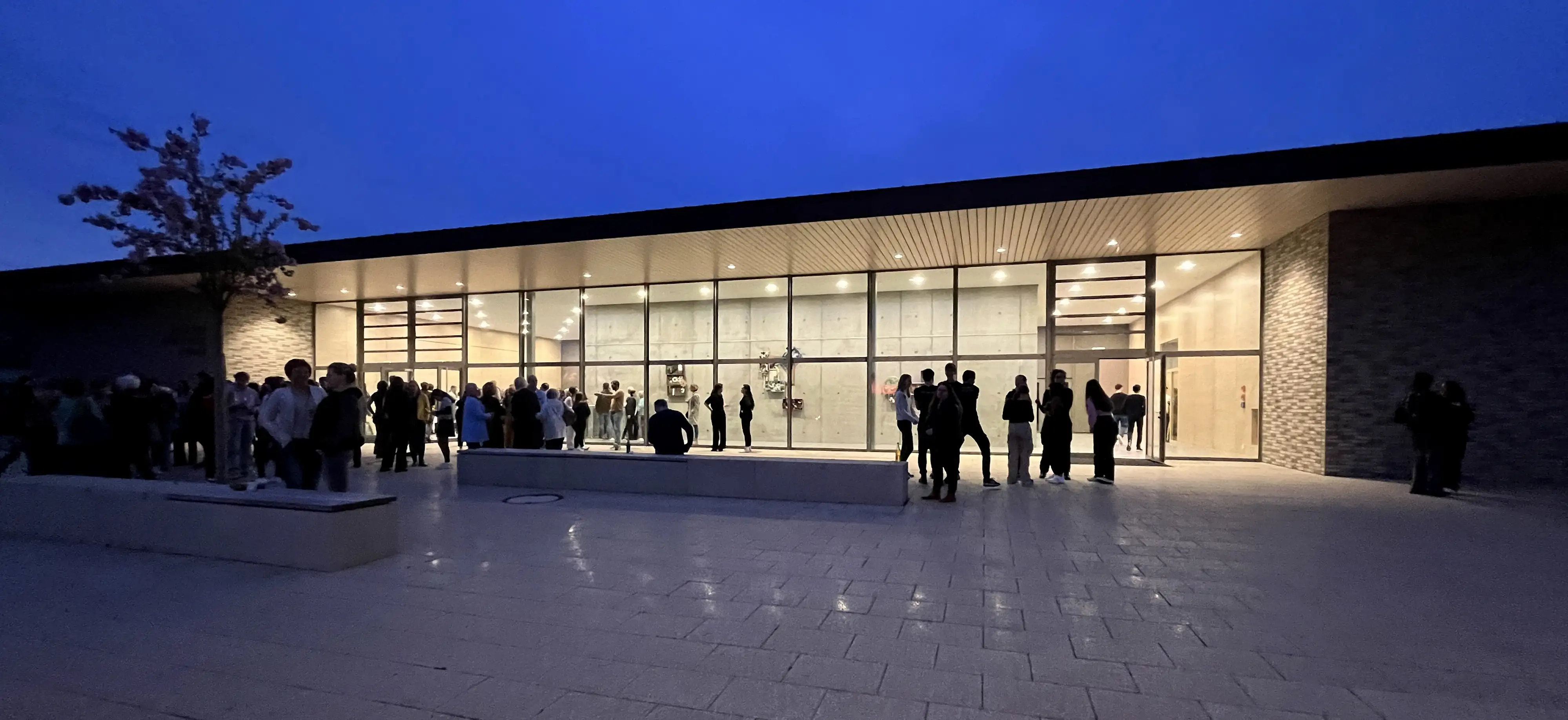 2025 Lender Gymnasium Campus Aula Blaue Stunde (1)