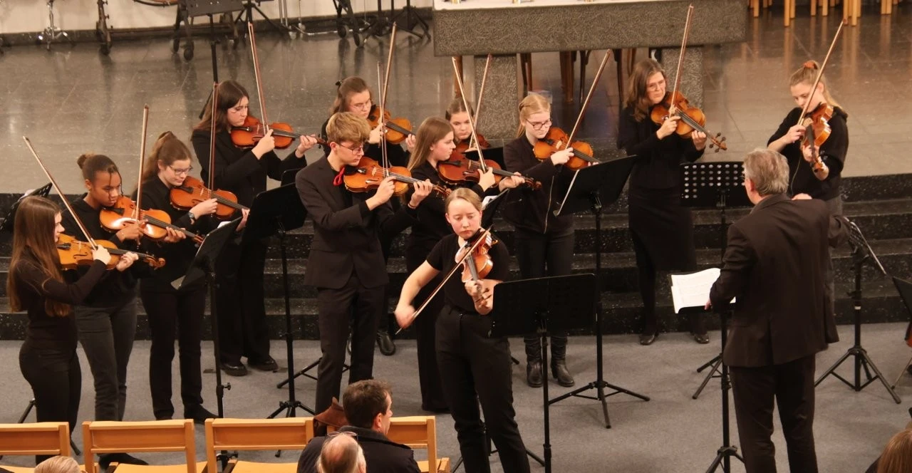 2025 Lender Gymnasium Musik Streichorchester mit solistin Solveigh Sonntag (1)