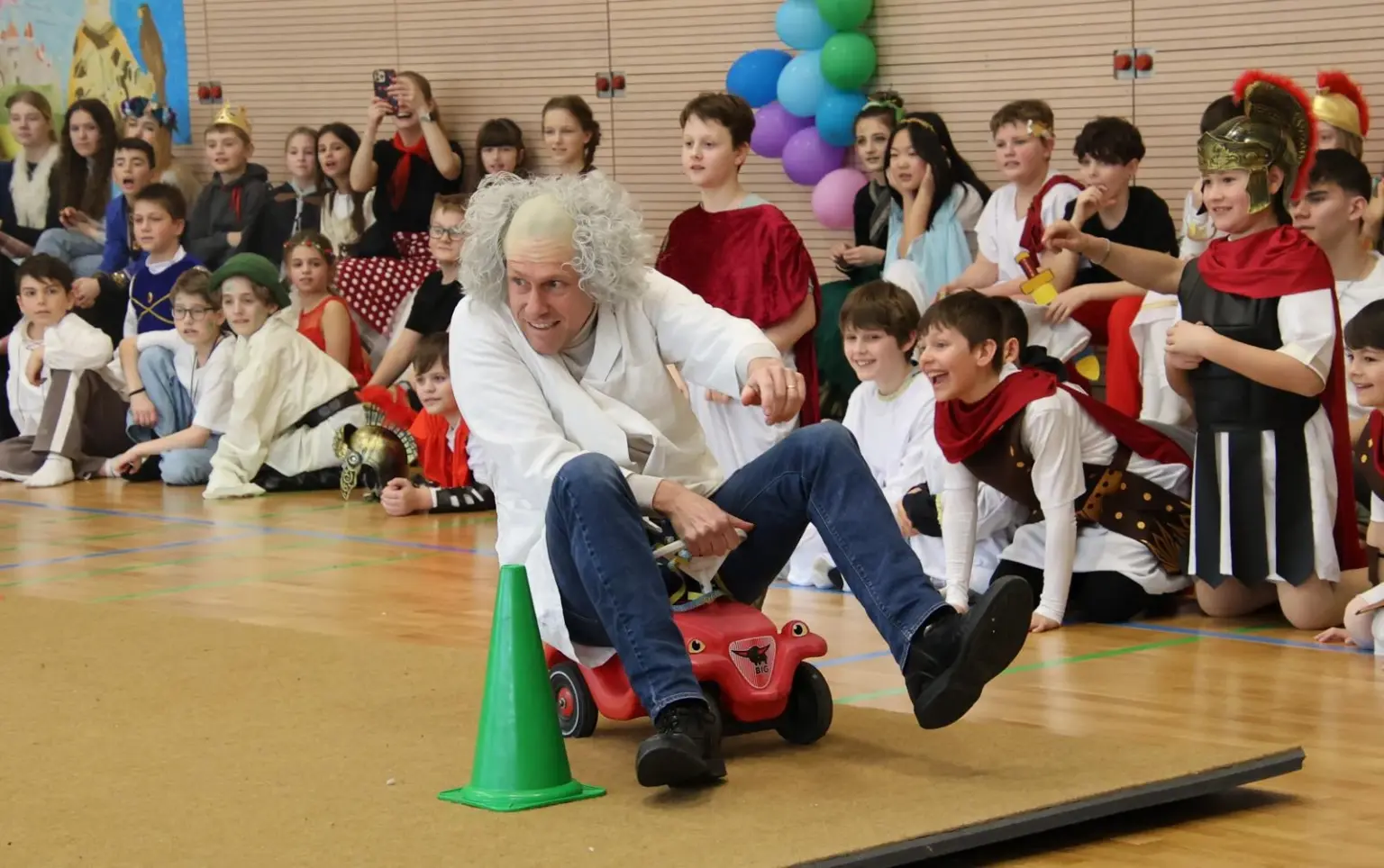 2025 02 Lender Gymnasium Schulleben Sextanerfastnacht (14)
