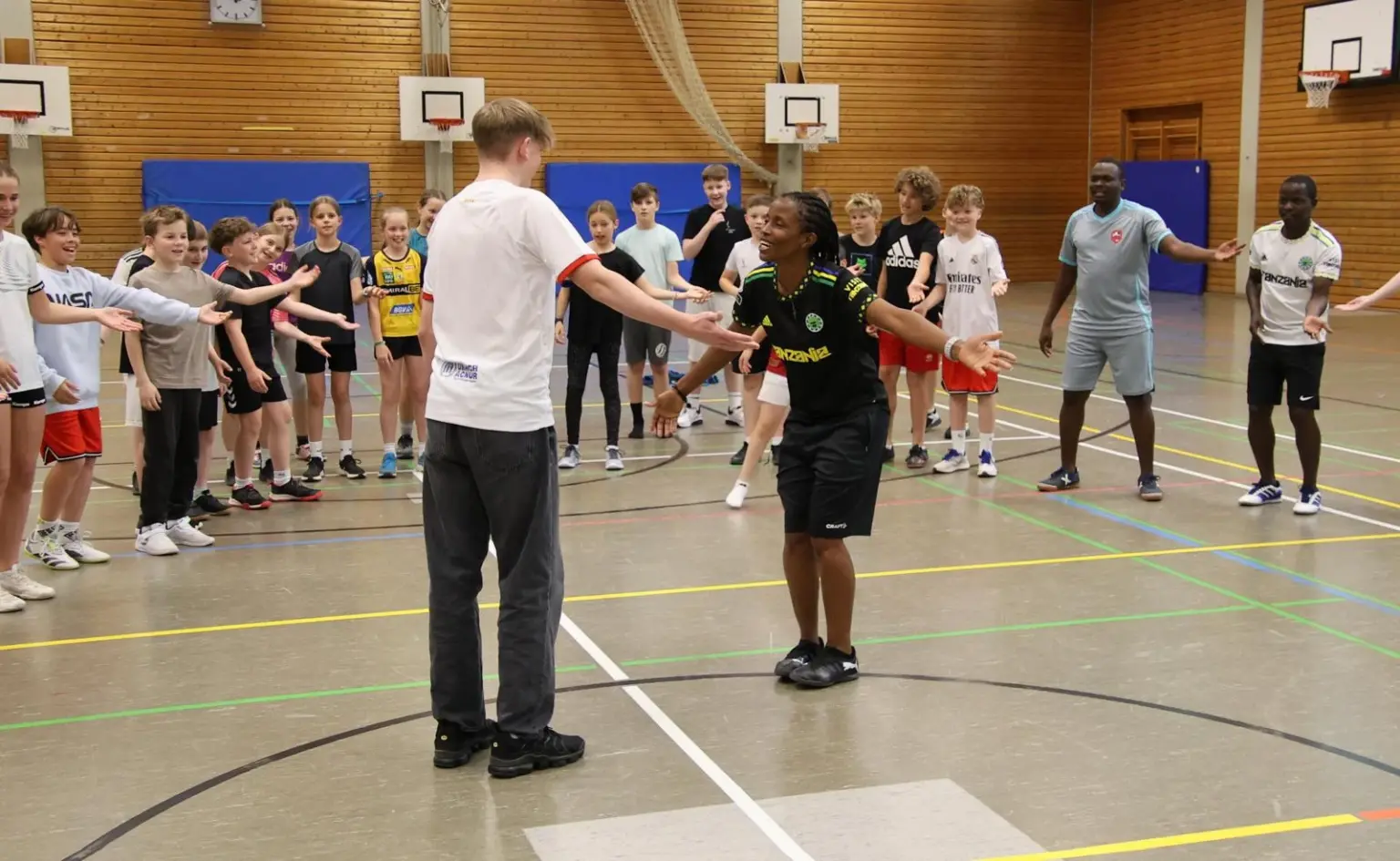 2025 05 Lender Gymnasium Sport Tansania Projekt (06)