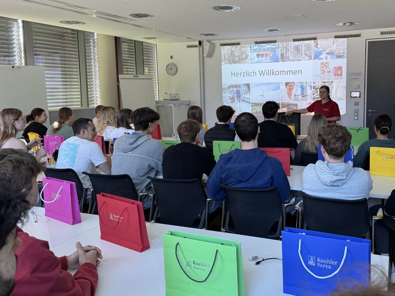 2025 05 Lender Gymnasium Wi Exkursion Papier Koehler (1)