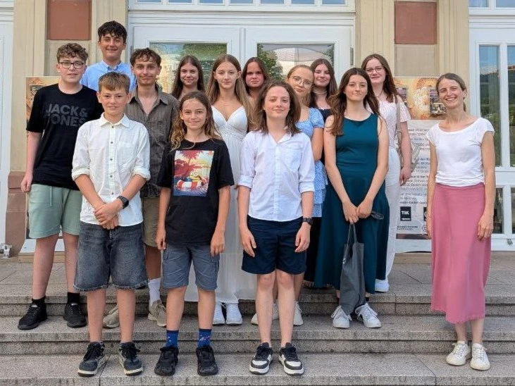 2025 07 Lender Gymnasium Schulleben Theaterbesuch 8w1 (1)