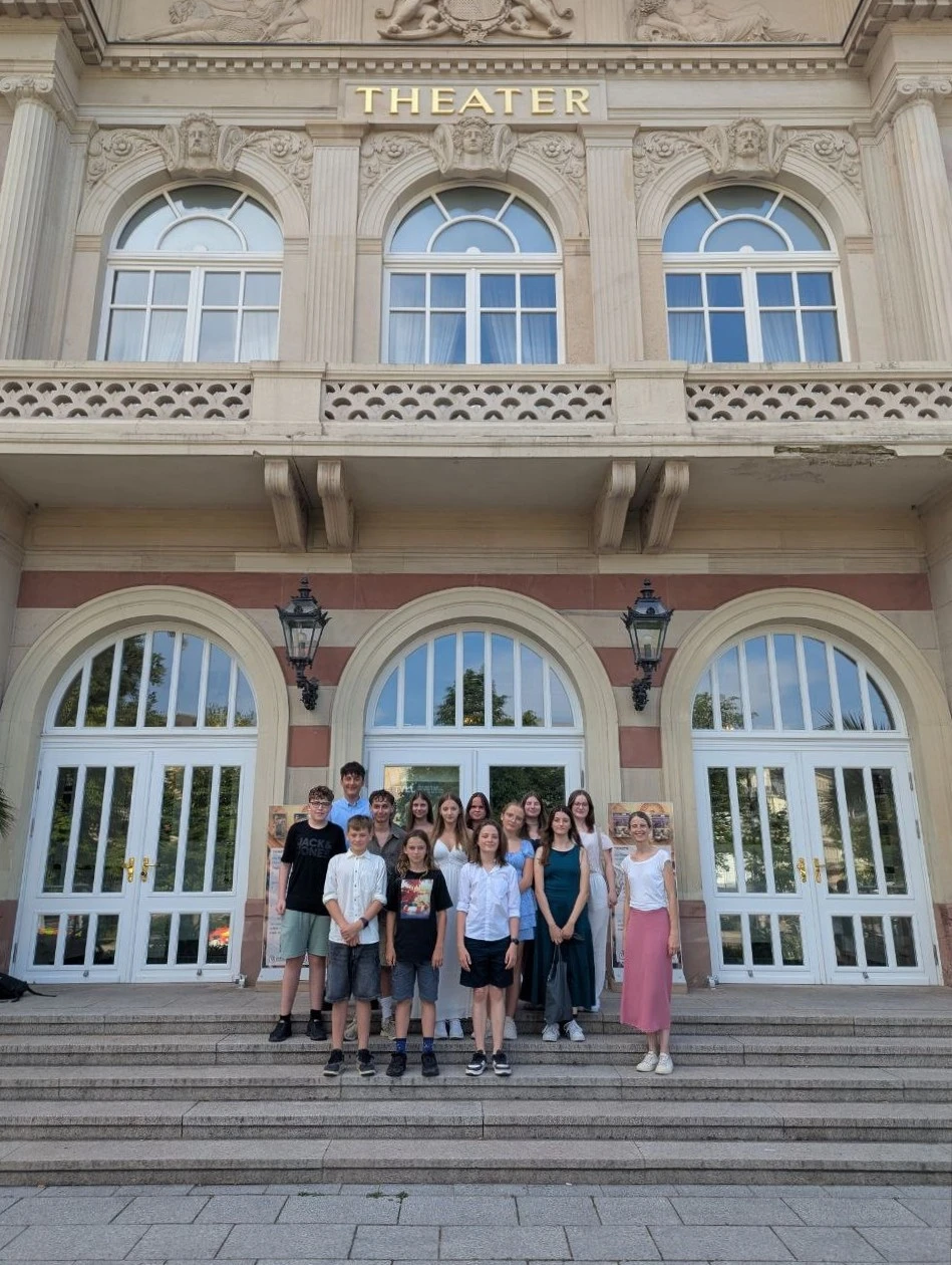 2025 07 Lender Gymnasium Schulleben Theaterbesuch 8w1 (2)